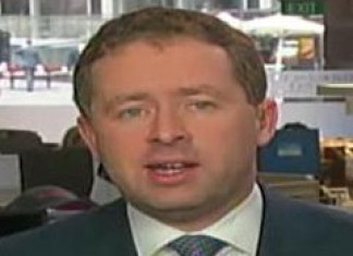Qantas posts drop in profit